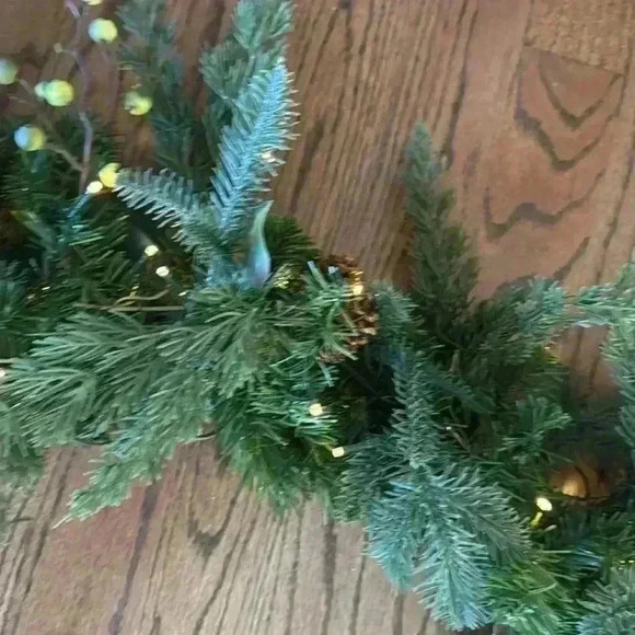 Frontgate Christmas garland pre-lit comes with battery pack 9 feet - Picture 9 of 11